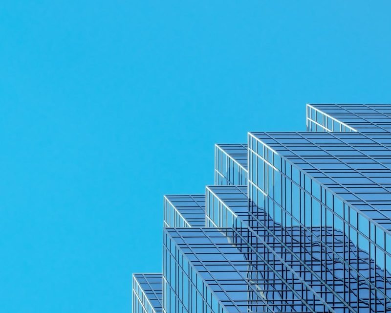 Façade de verre bleue en gradins sur un ciel bleu, image de la pyramide du conseil traditionnel